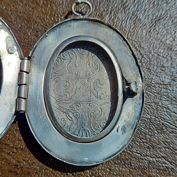 Vintage Intricate Locket - Picture 6 of 6